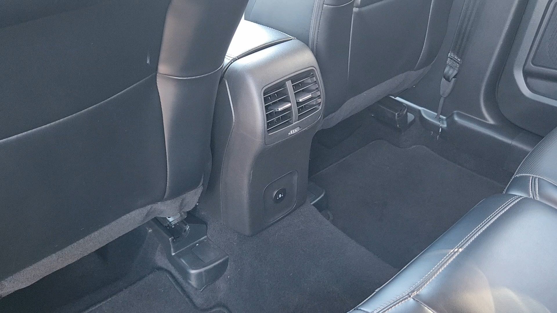 Certified 2025 Ford Escape Platinum AWD/4WD image 17