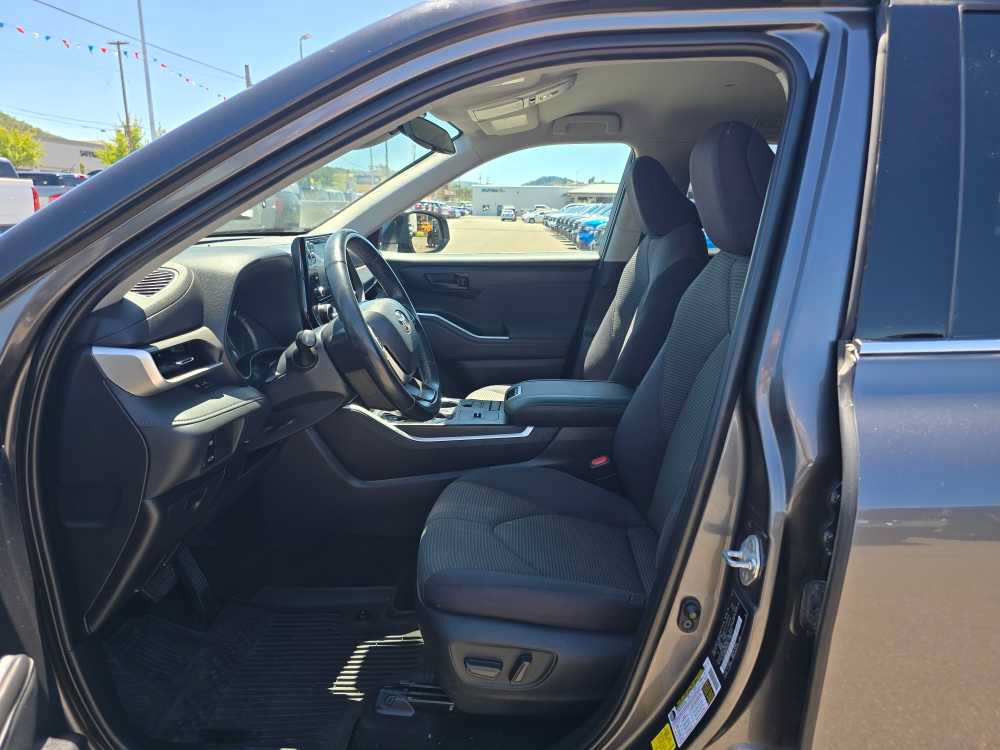 Used 2022 Toyota Highlander LE FWD image 9