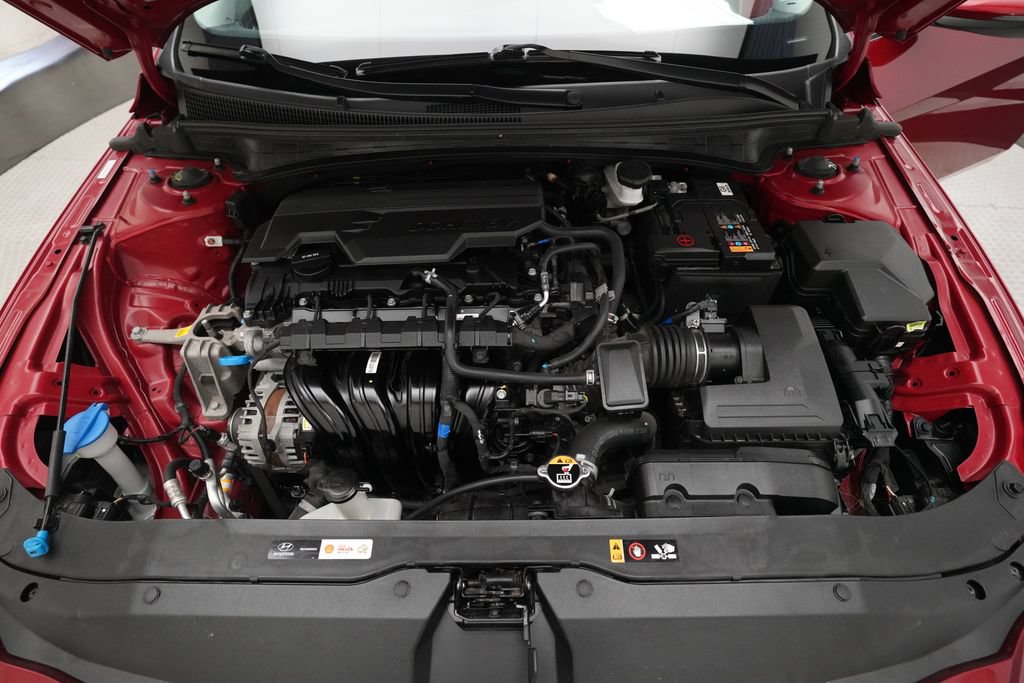 Used 2025 Hyundai Elantra Limited FWD image 3