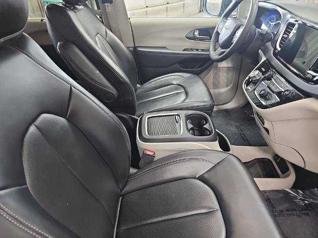 Used 2023 Chrysler Pacifica Touring-L FWD image 10