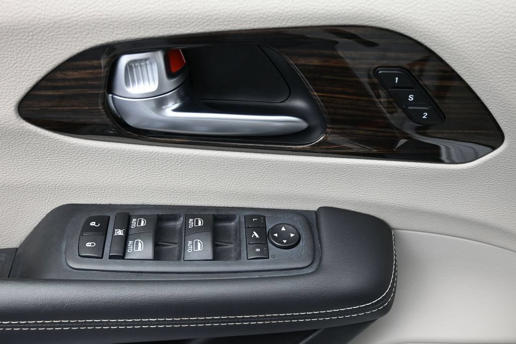 Used 2024 Chrysler Pacifica Limited FWD image 16
