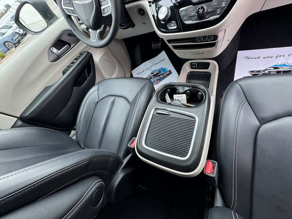 Used 2023 Chrysler Pacifica Touring-L FWD image 32