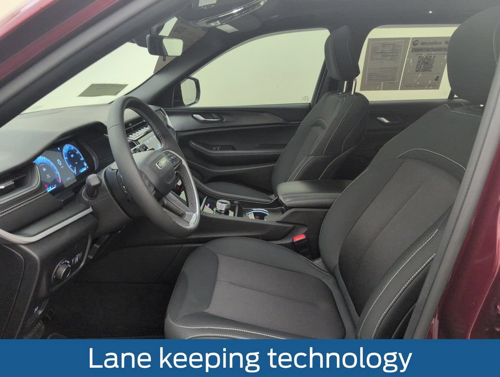 Used 2025 Jeep Grand Cherokee Laredo X RWD image 4