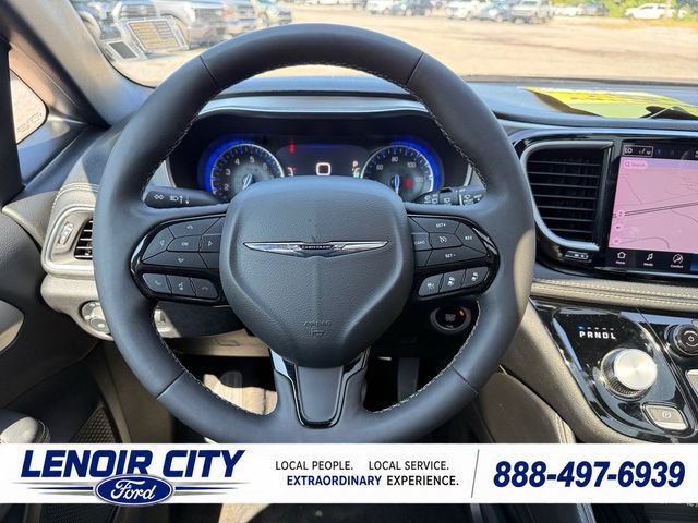 Used 2025 Chrysler Pacifica Limited FWD image 16