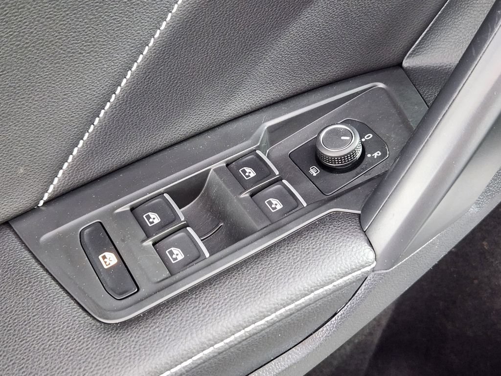 Used 2023 Volkswagen Tiguan SE FWD image 17