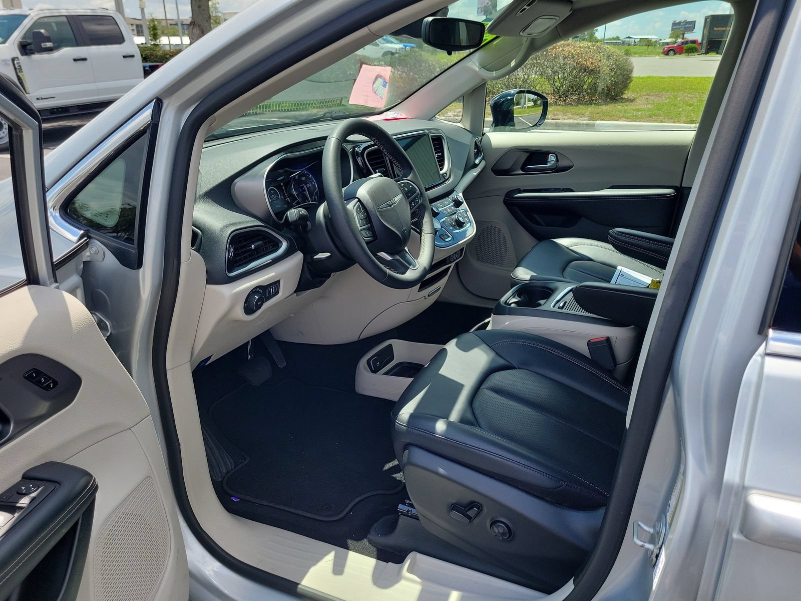 Used 2024 Chrysler Pacifica Touring-L FWD image 16