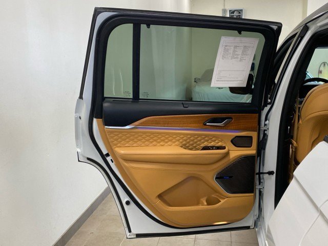 Used 2023 Jeep Grand Cherokee L Summit AWD/4WD image 9