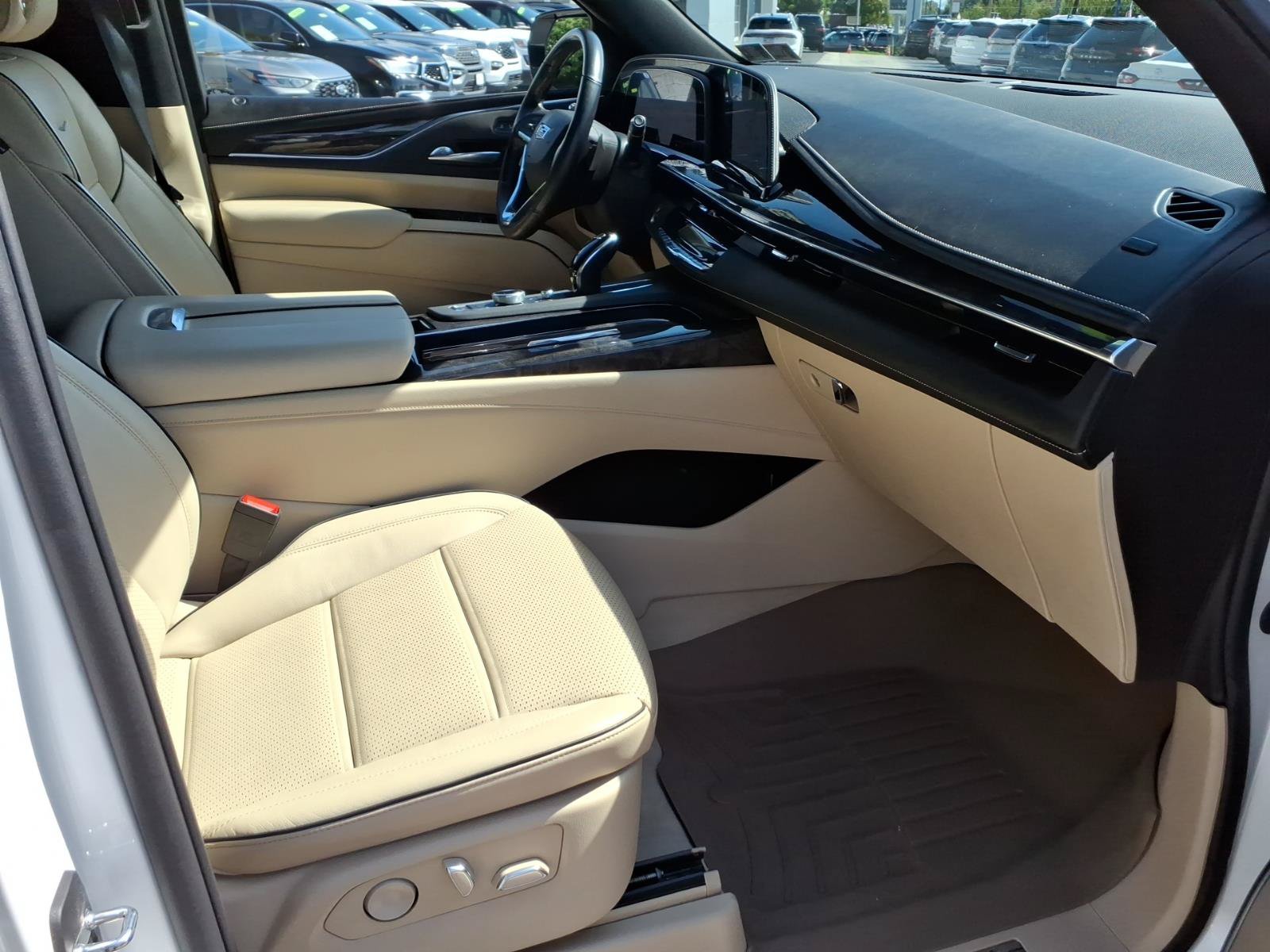 Used 2023 Cadillac Escalade Premium Luxury AWD/4WD image 33