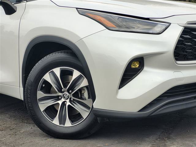 Used 2024 Toyota Highlander XLE AWD/4WD image 11