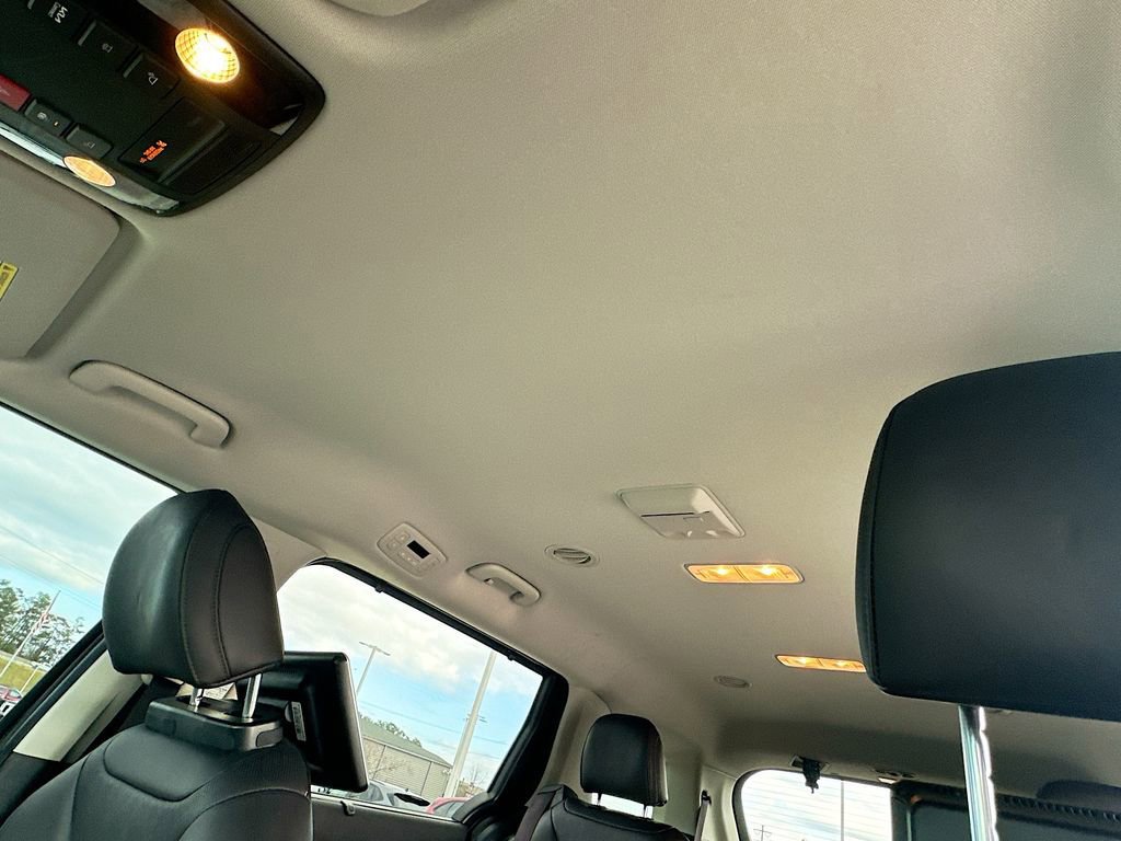 Used 2024 Kia Carnival EX image 12