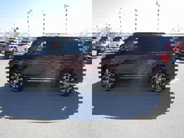 Certified 2022 Ford Explorer Limited w/ Equipment Group 301A image 3