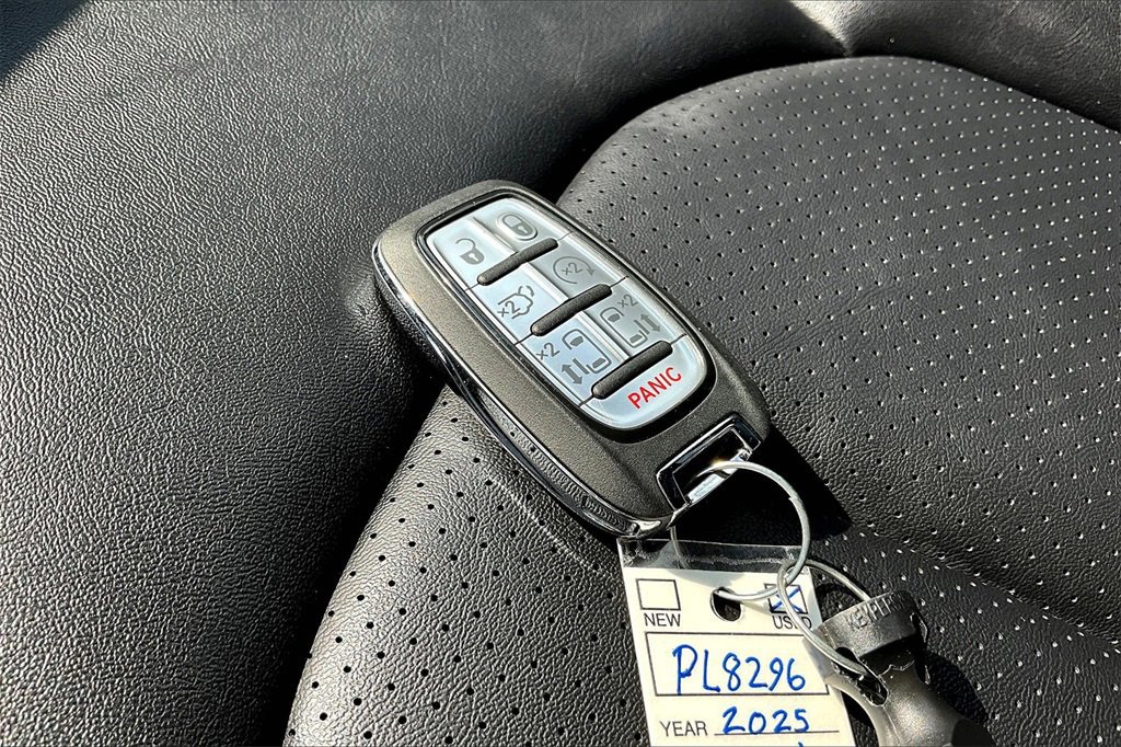 Used 2025 Chrysler Pacifica Select image 13