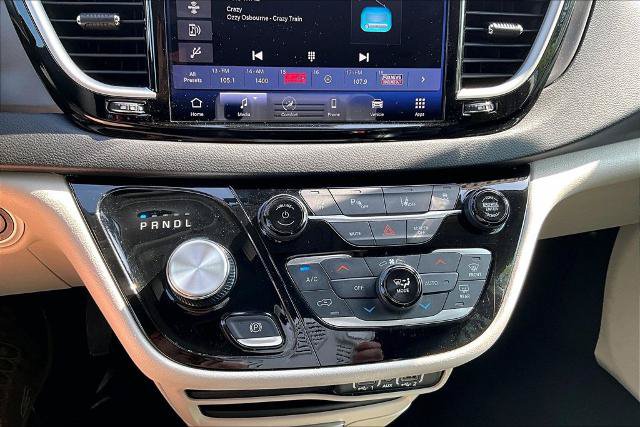 Used 2023 Chrysler Pacifica Touring-L FWD image 31