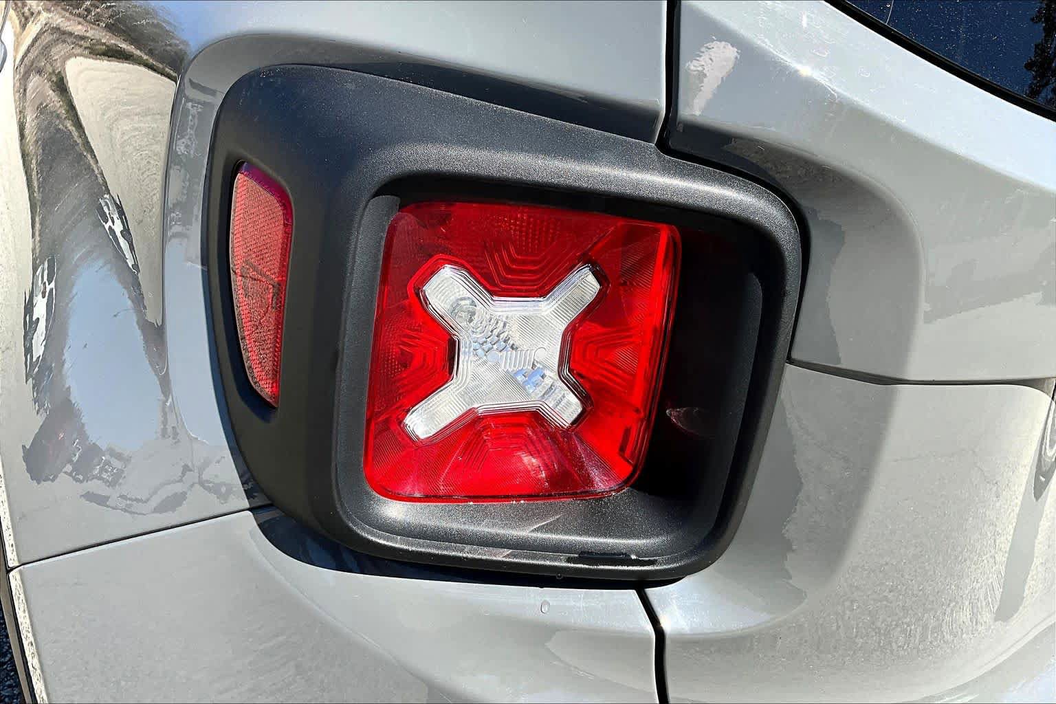 Used 2020 Jeep Renegade Latitude w/ Cold Weather Group AWD/4WD image 28