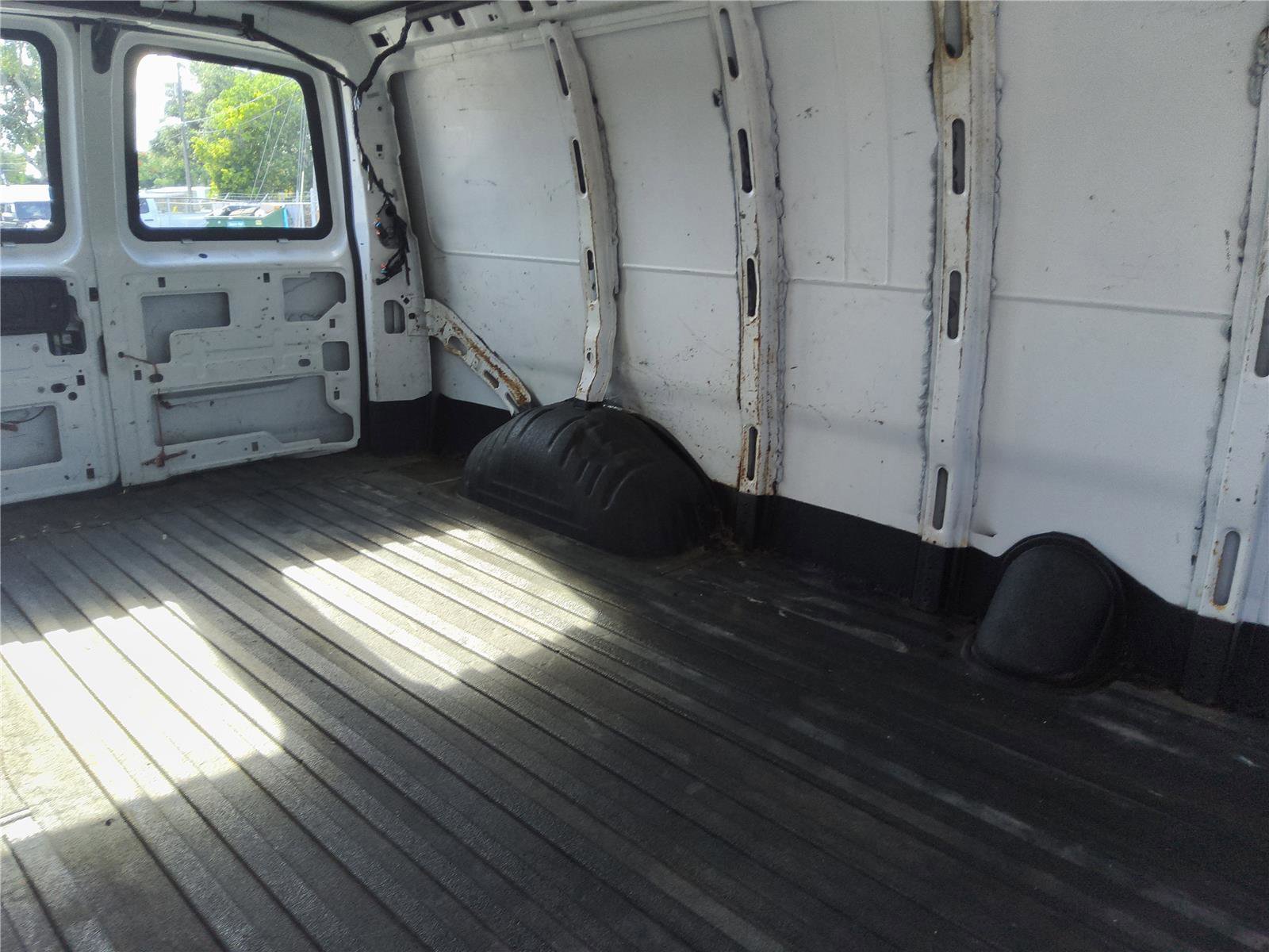Used 2020 Chevrolet Express 2500 Extended w/ Driver Convenience Package RWD image 17