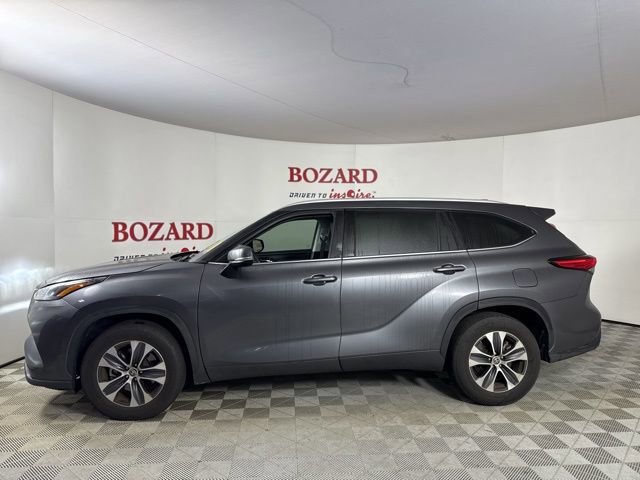 Used 2022 Toyota Highlander XLE image 2