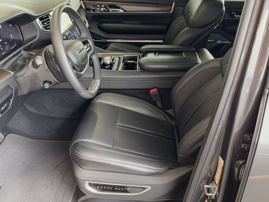 Used 2023 Jeep Grand Wagoneer L 4WD image 5