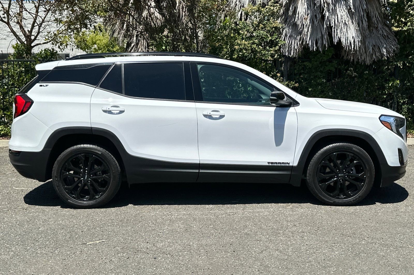 Used 2021 GMC Terrain SLT w/ Elevation Edition FWD image 2