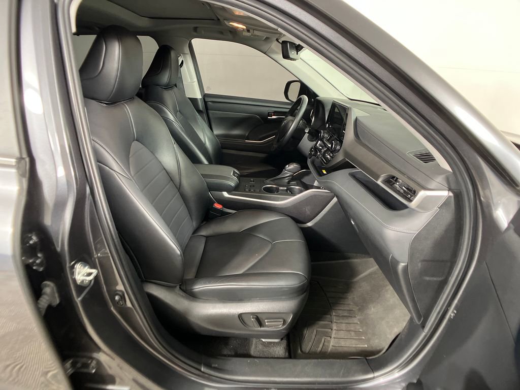 Used 2023 Toyota Highlander L image 10