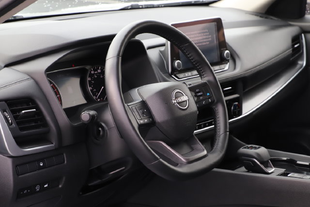 Used 2025 Nissan Rogue SV AWD/4WD image 12
