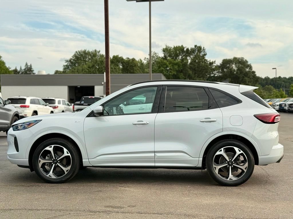 Certified 2025 Ford Escape ST-Line Elite w/ Premium Technology Package AWD/4WD image 35