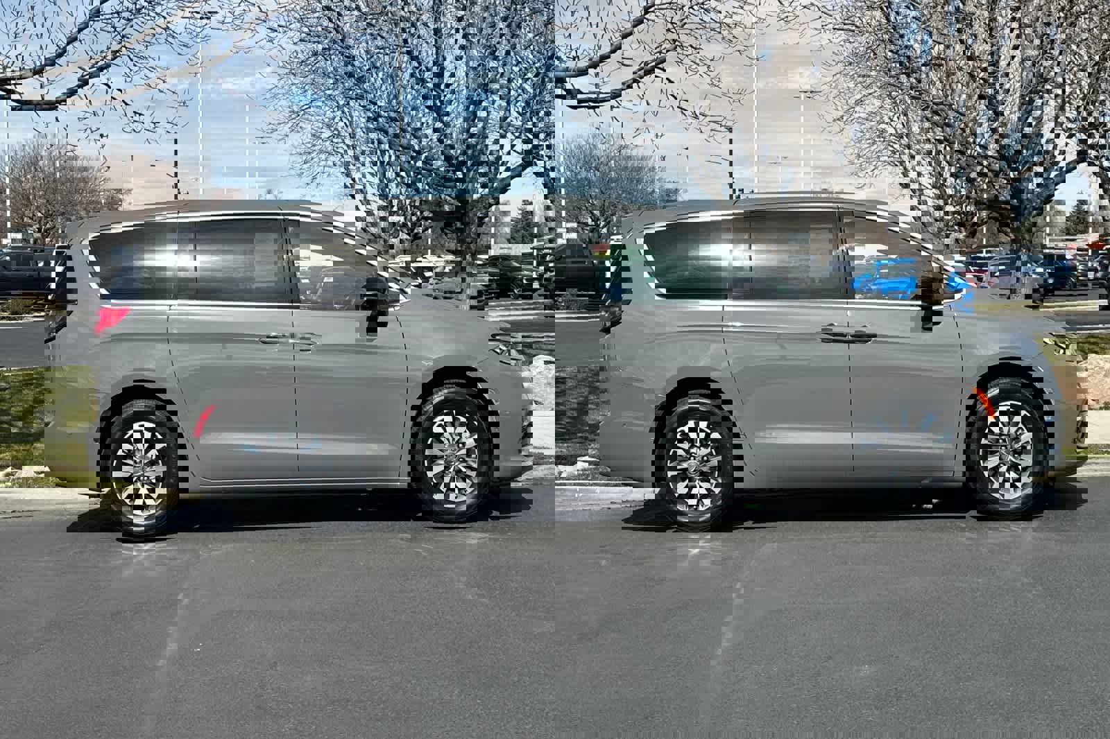 Used 2025 Chrysler Pacifica Select w/ Uconnect Theater Family Group image 6