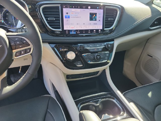 Used 2024 Chrysler Pacifica Limited w/ Uconnect Theater Family Group FWD image 31