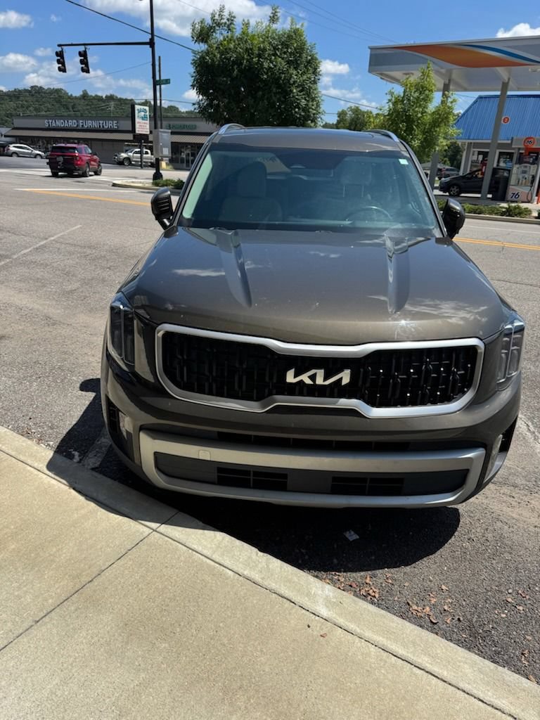 Used 2023 Kia Telluride EX w/ EX Captain's Chair Package FWD image 5