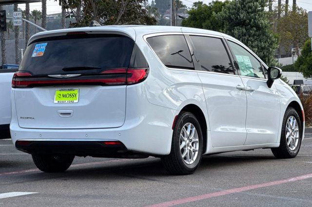 Used 2023 Chrysler Pacifica Touring-L image 5