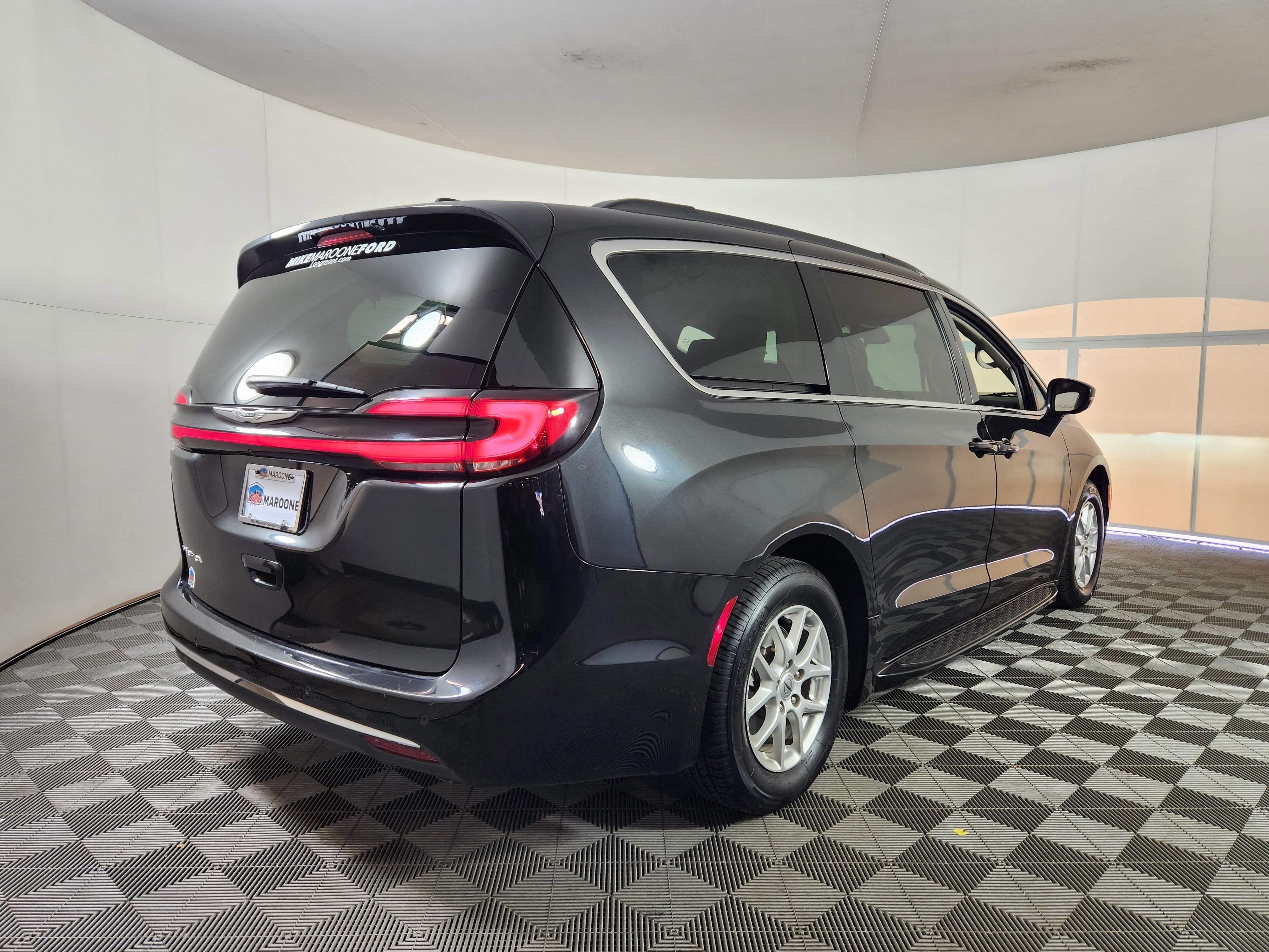 Used 2022 Chrysler Pacifica Touring-L image 5