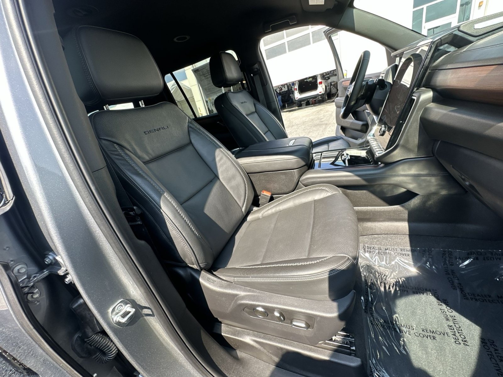 Used 2025 GMC Yukon XL Denali AWD/4WD image 35