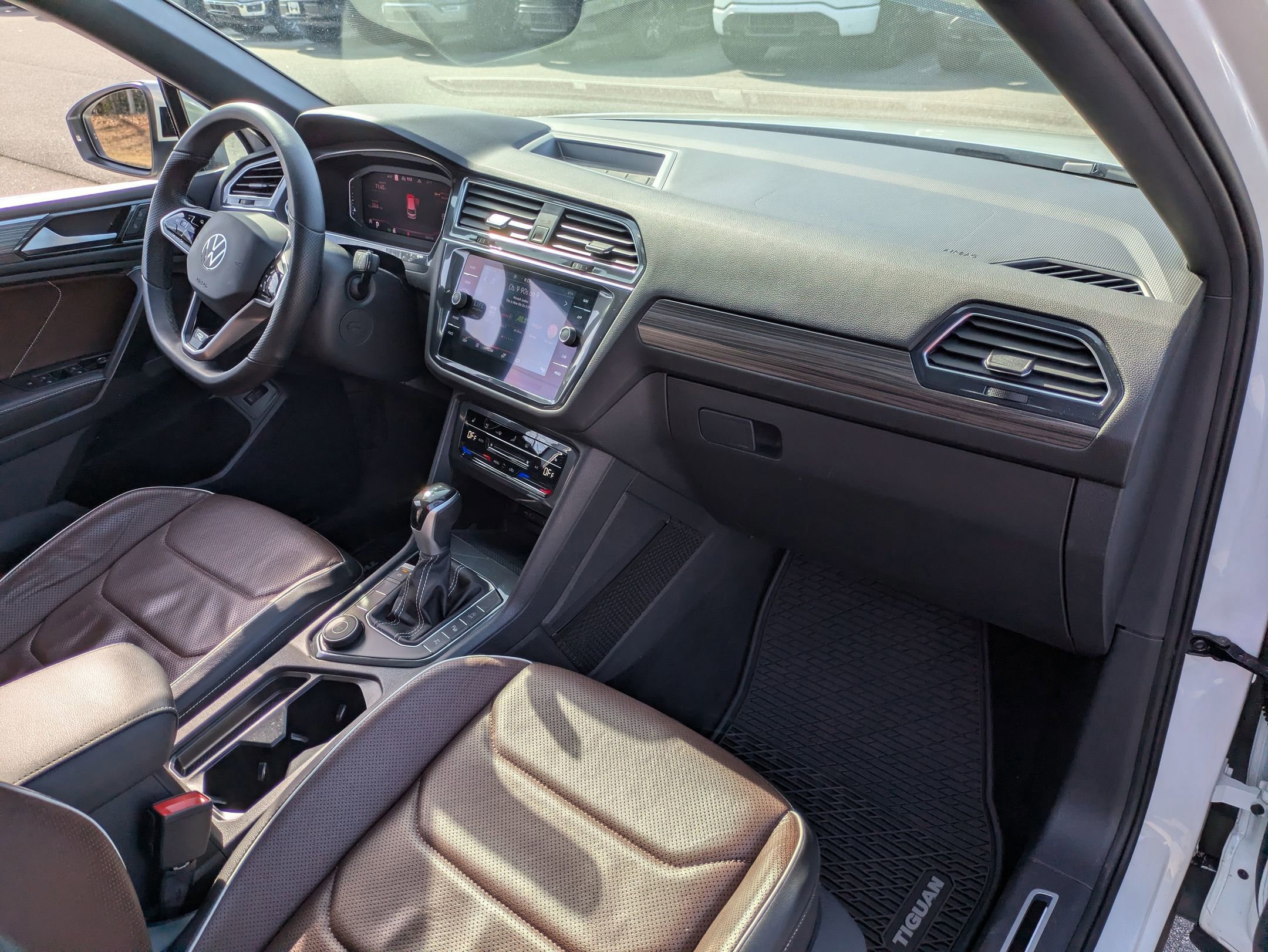 Used 2022 Volkswagen Tiguan SEL R-Line image 40