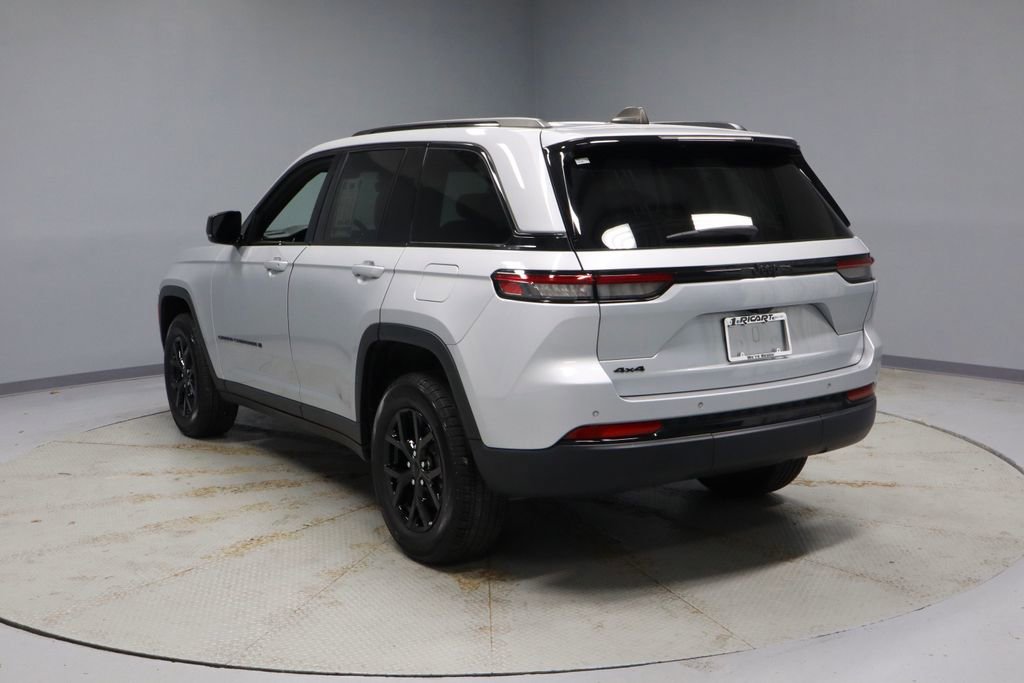 Used 2024 Jeep Grand Cherokee Altitude AWD/4WD image 10