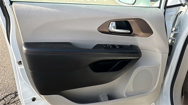 Used 2018 Chrysler Pacifica Touring-L image 11