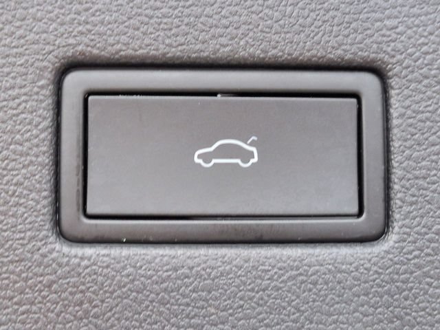 Used 2022 Volkswagen Tiguan SE w/ Panoramic Sunroof Package FWD image 14