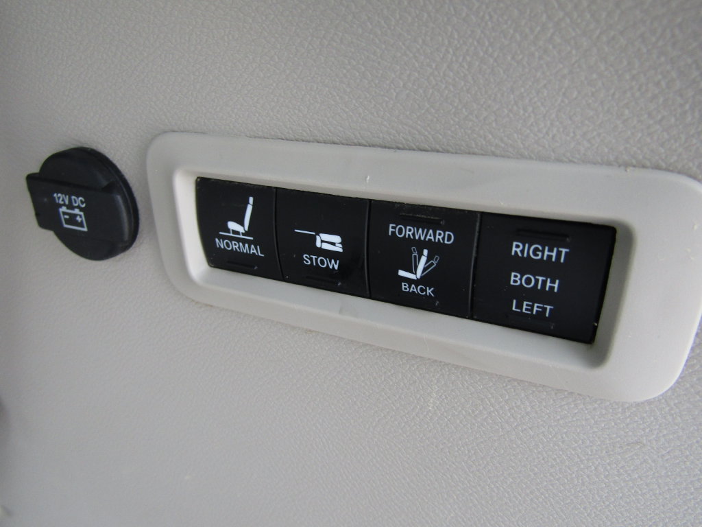 Used 2019 Chrysler Pacifica Limited w/ Tire & Wheel Group FWD image 38