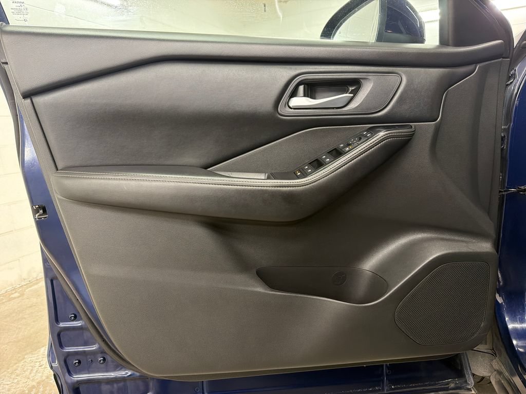 Used 2024 Nissan Rogue SV FWD image 16