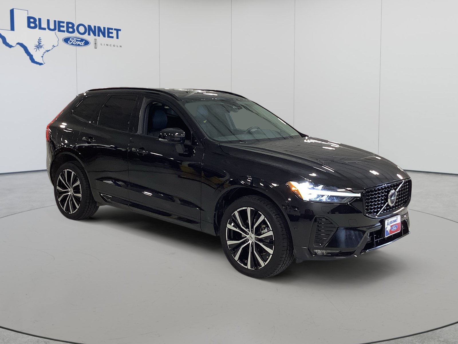 Used 2024 Volvo XC60 B5 Plus w/ Protection Package Premier AWD/4WD image 3