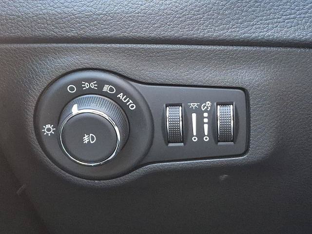 Used 2020 Jeep Compass Latitude w/ Cold Weather Group AWD/4WD image 23