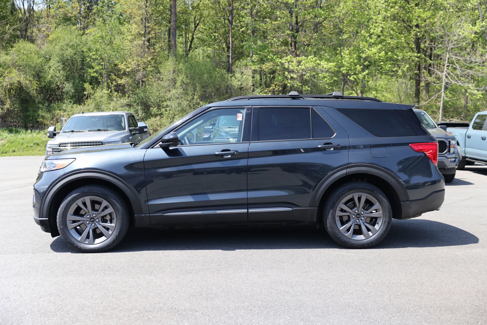 Certified 2023 Ford Explorer XLT w/ Equipment Group 202A AWD/4WD image 3