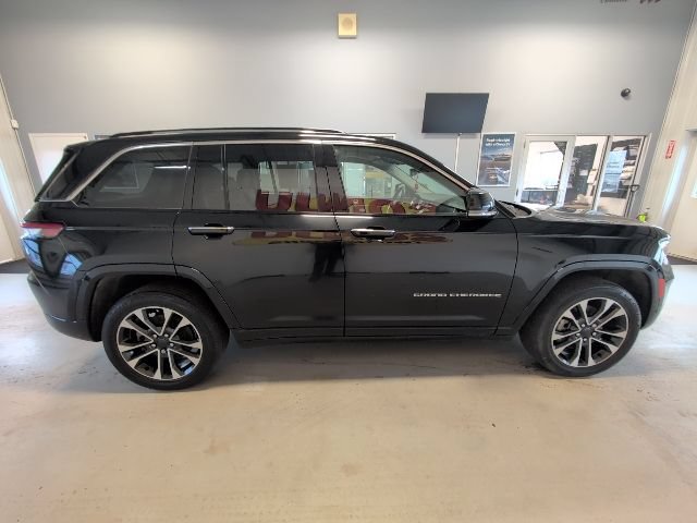 Used 2022 Jeep Grand Cherokee Overland w/ Luxury Tech Group IV AWD/4WD image 6