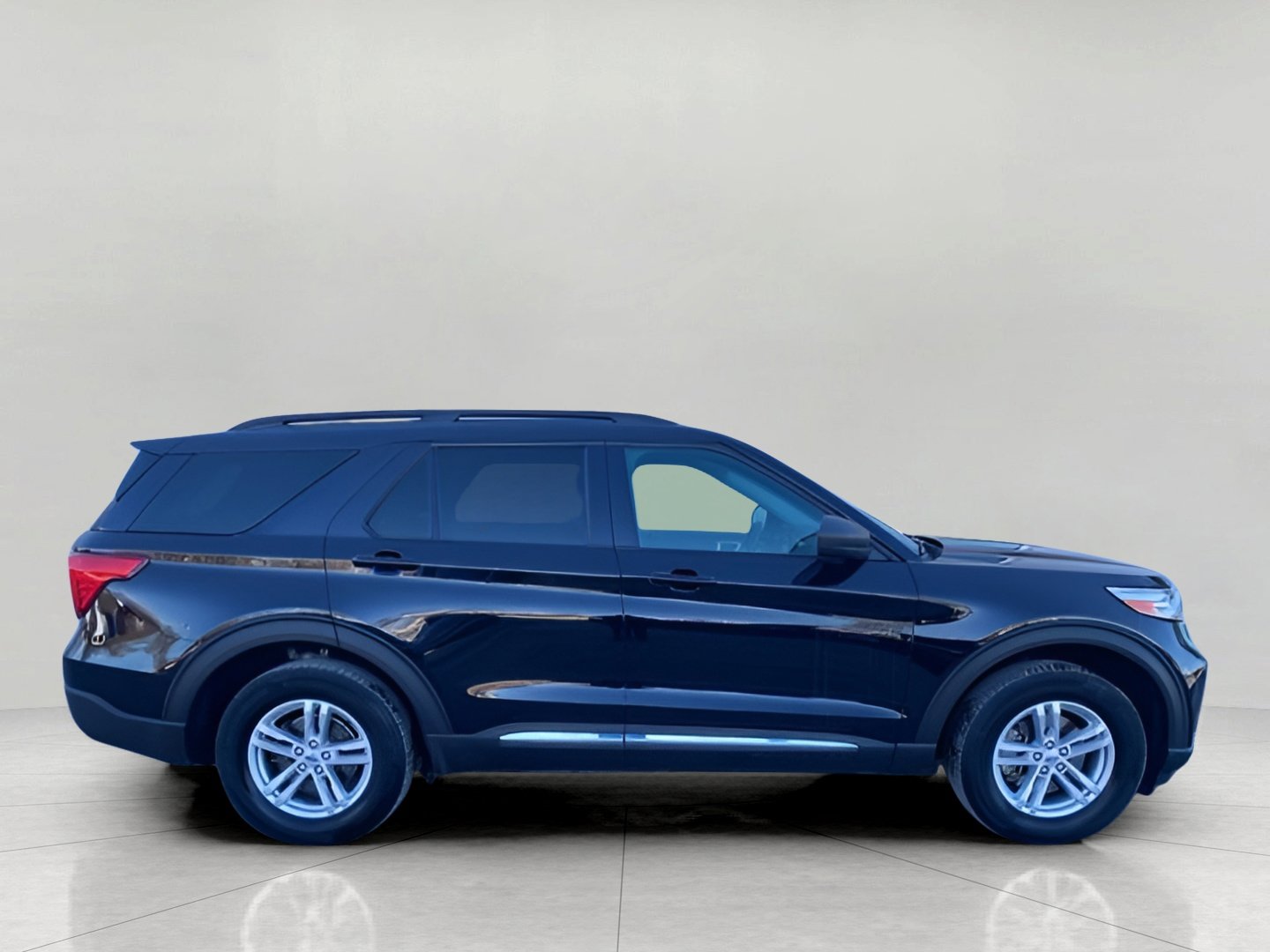 Certified 2023 Ford Explorer XLT w/ Class IV Trailer Tow Package image 5