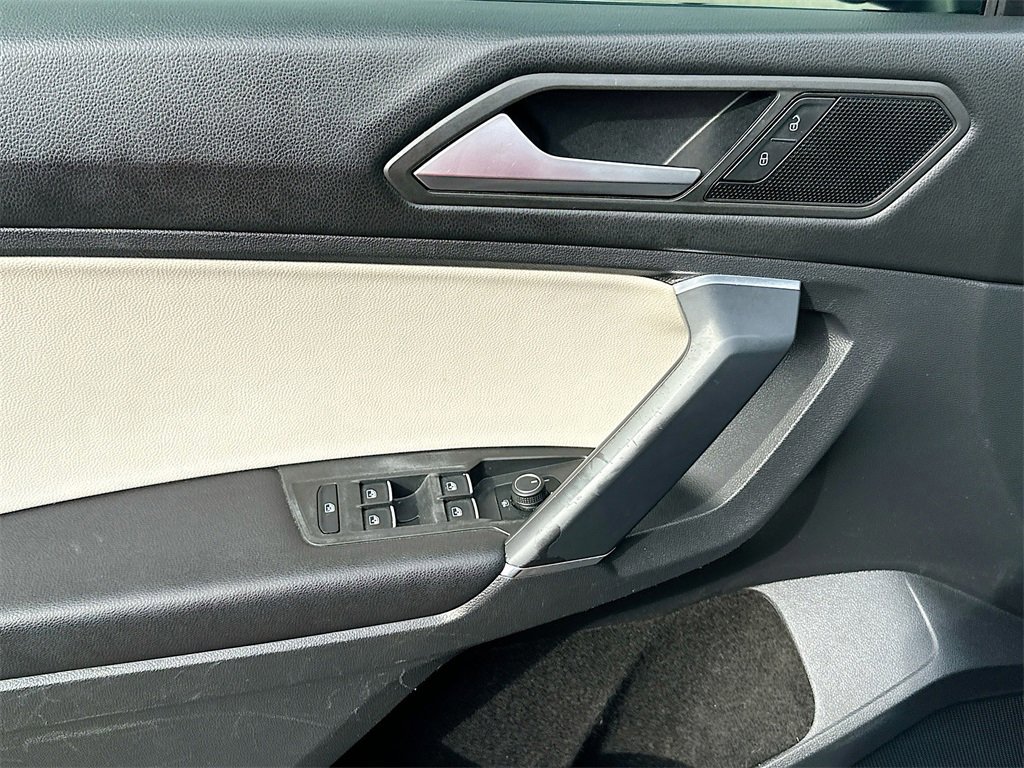 Used 2020 Volkswagen Tiguan SE image 21