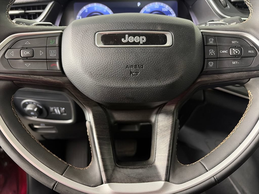 Used 2023 Jeep Grand Cherokee Limited w/ Black Appearance Package AWD/4WD image 16
