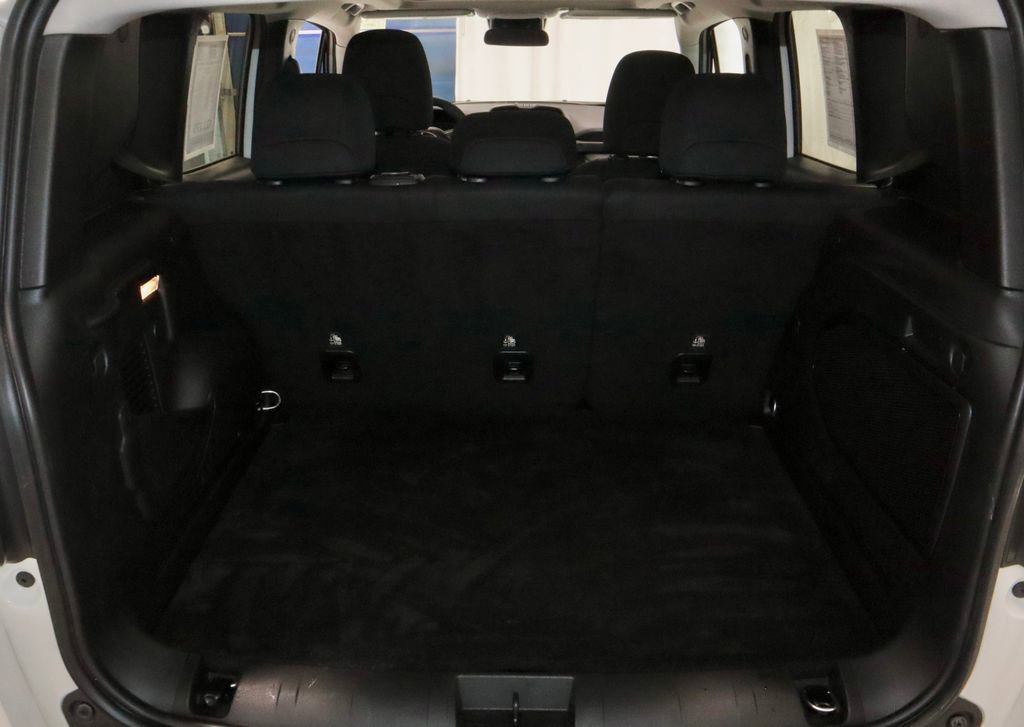 Used 2023 Jeep Renegade Latitude w/ Sun & Fun Group image 13