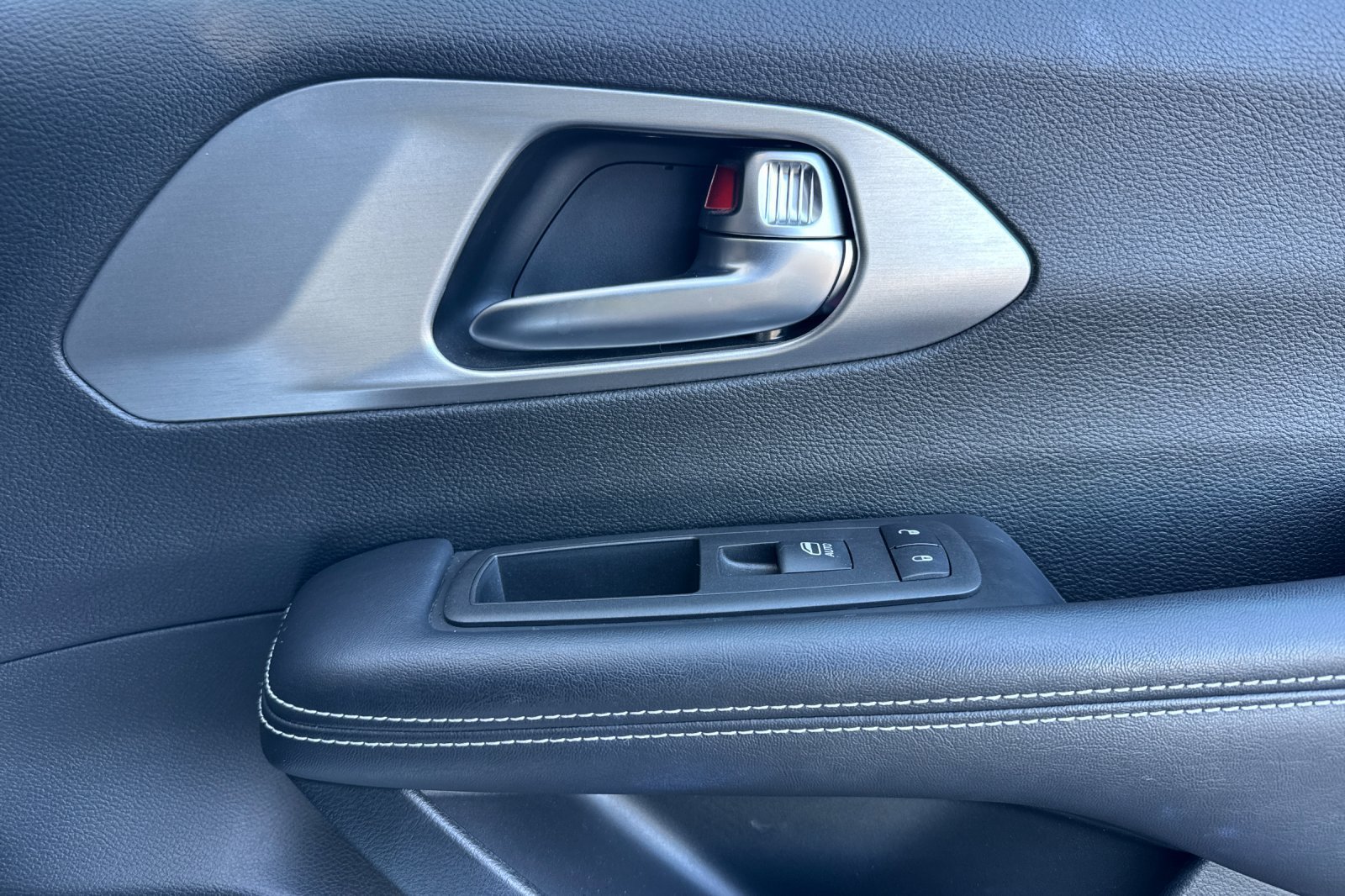 Used 2022 Chrysler Pacifica Limited w/ Uconnect Theater Family Group FWD image 12