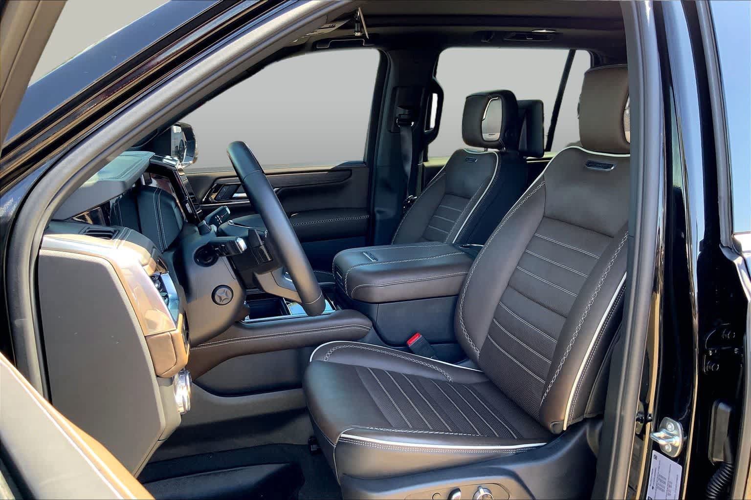 Used 2025 GMC Yukon Denali Ultimate AWD/4WD image 7