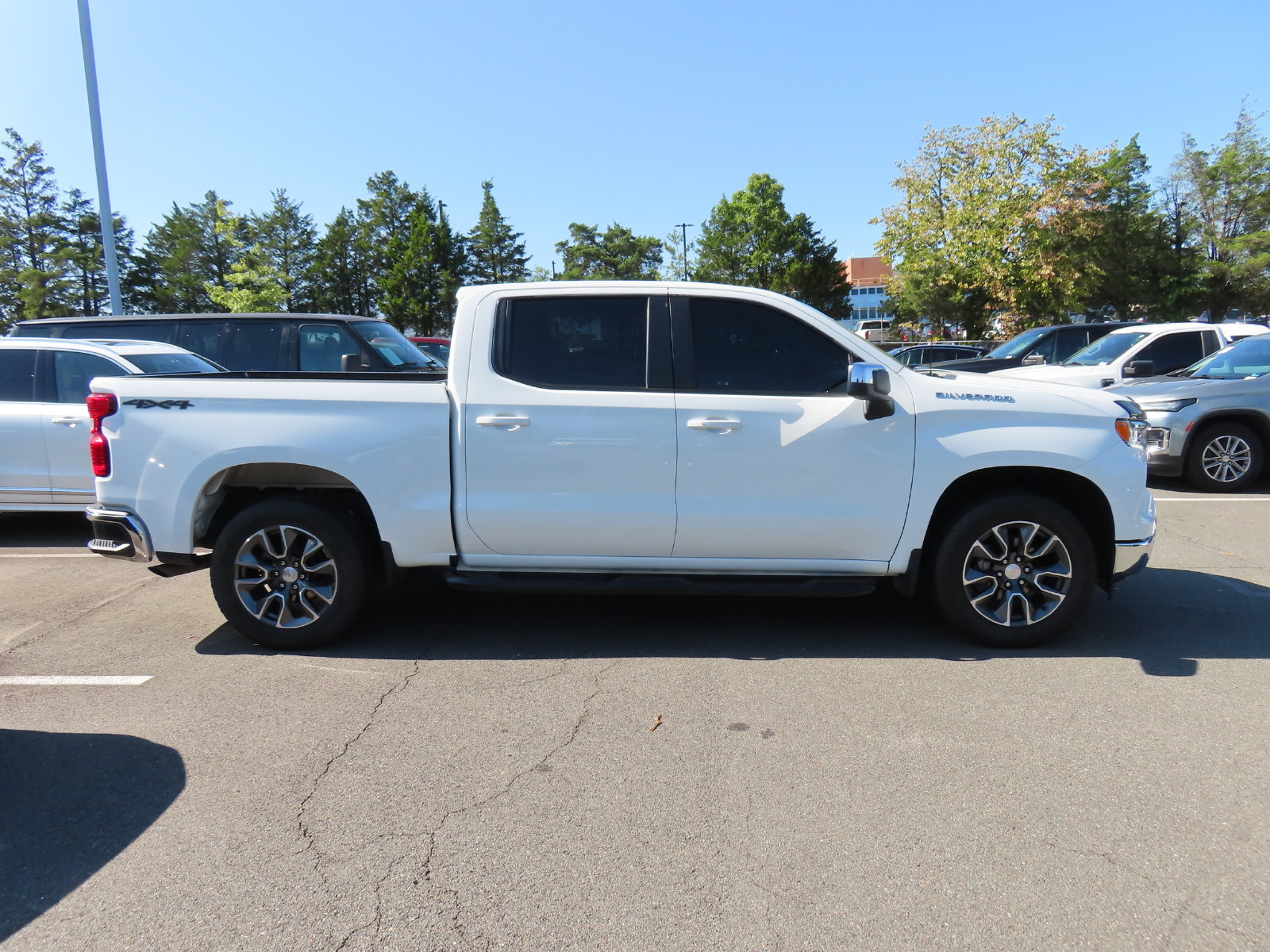 Used 2024 Chevrolet Silverado 1500 LT AWD/4WD image 7