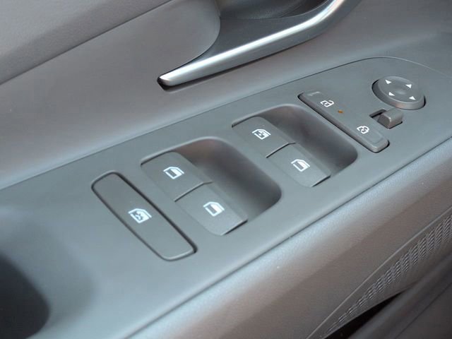 Used 2025 Hyundai Elantra SEL image 30