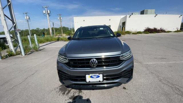 Used 2024 Volkswagen Tiguan SE R-Line AWD/4WD image 3